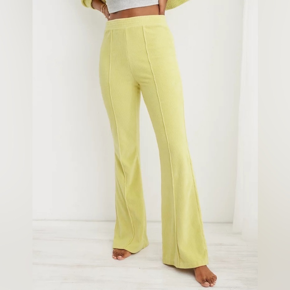 Aerie Groove-On Ribbed Velour Flare Pant